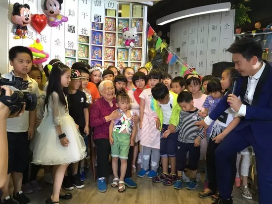　　豫劇表演藝術(shù)家高潔老師和孩子們在一起，講述自己和戲曲的故事，祝福所有的小朋友節(jié)日快樂。