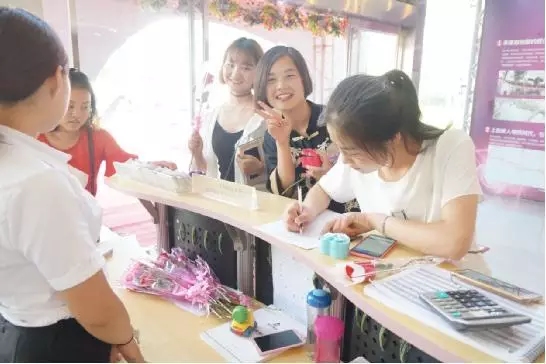 到場嘉賓均獲得巧克力一盒，女士另外還獲得獲得玫瑰花一支。