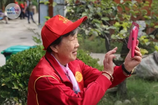 爺爺奶奶叔叔阿姨被盛運(yùn)莊園的景致吸引，紛紛拍照留影