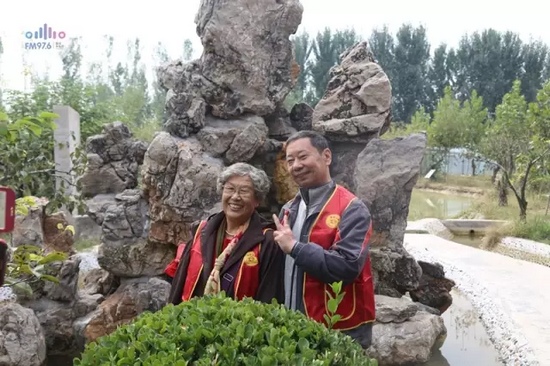 爺爺奶奶叔叔阿姨被盛運(yùn)莊園的景致吸引，紛紛拍照留影