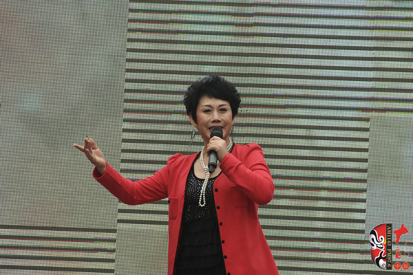 著名豫劇表演藝術(shù)家魏俊英現(xiàn)場演唱豫劇《紅菊》選段“十祝?！?、《五世請纓》選段“先王爺封我是個長壽星”