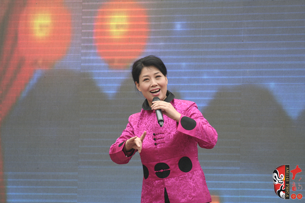 著名曲劇表演藝術(shù)家、中國戲劇梅花獎獲得者方素珍演唱曲劇《風(fēng)雪配》選段“今日是我出閨的前一天晚上”