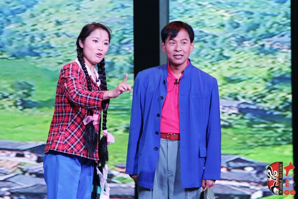 第二場(chǎng)，河南省豫劇三團(tuán)優(yōu)秀演員劉海功（右）飾栓保，安陽(yáng)市票友景永芳（左）飾銀環(huán)