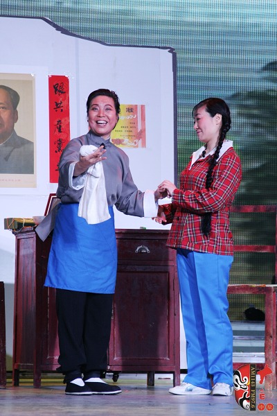 第三場(chǎng)，河南電臺(tái)戲曲廣播總監(jiān)木子（左）飾栓保娘，《梨園星秀場(chǎng)》《有你就有戲》主持人媛媛（右）飾銀環(huán)