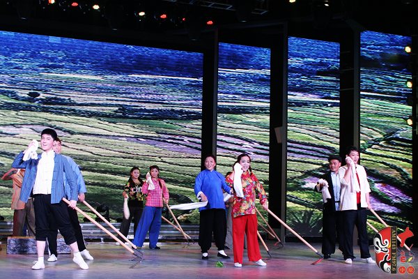 群眾勞動(dòng)場(chǎng)面，劇中演員包含票友、專業(yè)演員、戲迷