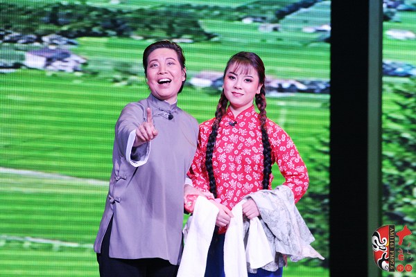 第九場(chǎng)，河南電臺(tái)戲曲廣播總監(jiān)木子（左）飾栓保娘，素雅青年豫劇團(tuán)劉帥毅（右）飾銀環(huán)