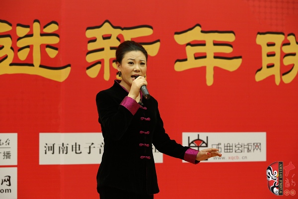 戲曲廣播主持人王唯、曉琴、丁蘭、李鋮及鄭州市曲劇團(tuán)優(yōu)秀演員張娜共同表演的小品《賣鞋》