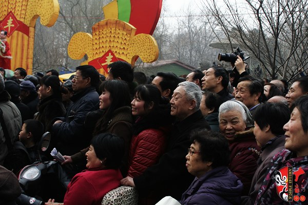 人民公園現(xiàn)場人頭攢動，其他媒體記者不得不舉起相機拍照