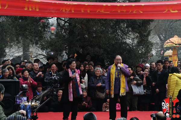 著名豫劇表演藝術(shù)家楊華瑞（左）、王善樸（右）合唱歌曲《天不下雨天不刮風(fēng)天上有太陽》