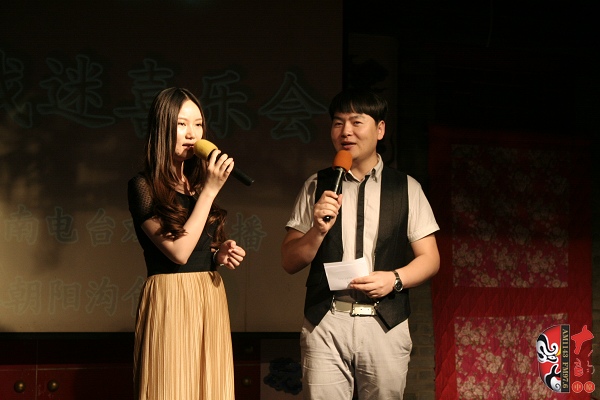 主持人：河南電臺戲曲廣播《越學越開心》主持人張琳，著名戲曲節(jié)目主持人、戲曲廣播當家小生月陽
