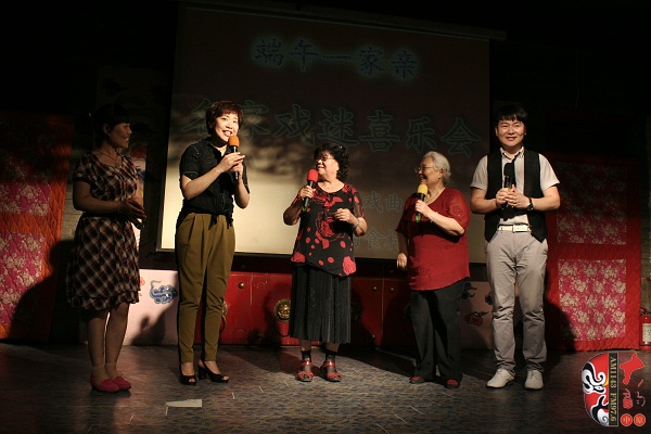 戲曲廣播總監(jiān)木子、豫劇表演藝術家楊華瑞、高潔、戲曲廣播當家小生月陽、票友張華合作表演《朝陽溝》選段