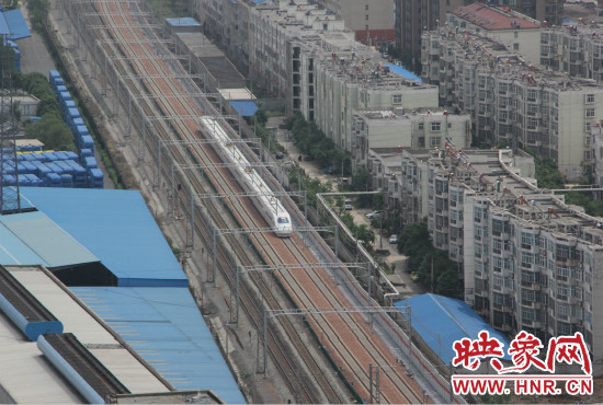 4日上午8點(diǎn)10分，隨著一聲汽笛長(zhǎng)鳴，一列“子彈頭”列車(chē)緩緩駛出鄭州車(chē)站。