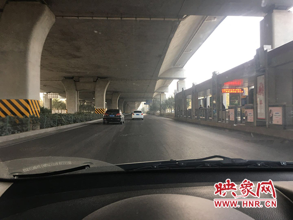 限行首日，三環(huán)橋上橋下，車輛不多，交通狀況良好。