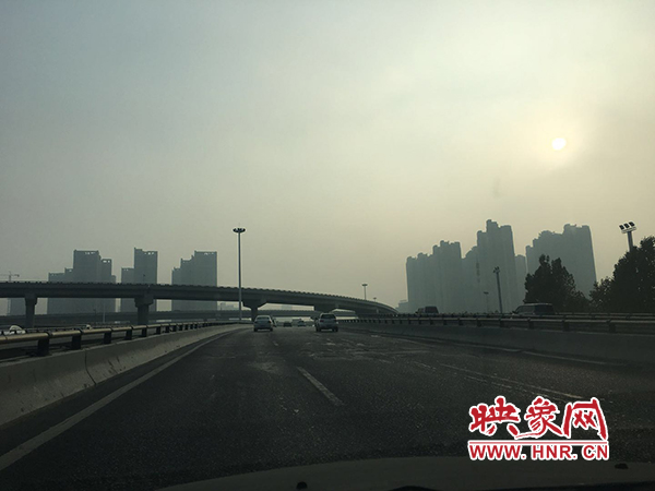 限行首日，三環(huán)橋上橋下，車輛不多，交通狀況良好。