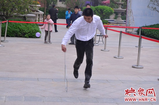 說是比賽，其實就是活力的釋放，就是開心的海洋，丟沙包、踢毽子、三人四足、滾鐵環(huán)等項目