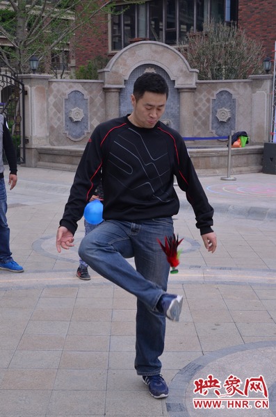 說是比賽，其實就是活力的釋放，就是開心的海洋，丟沙包、踢毽子、三人四足、滾鐵環(huán)等項目