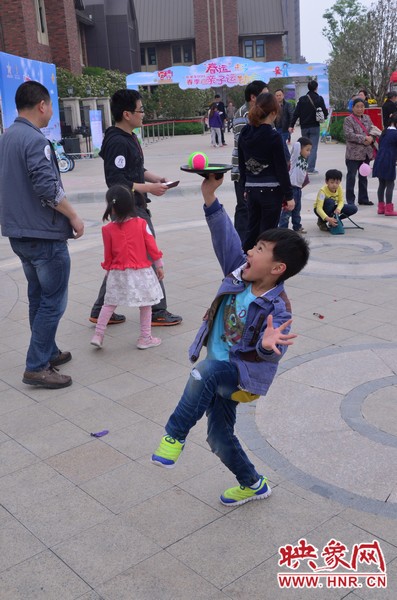小弟弟，你玩?zhèn)€托球不用這么夸張吧，哈哈！