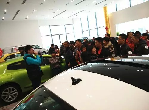 現(xiàn)場活動(dòng)由私家車廣播《999車生活》主播飛揚(yáng)、佳雨主持，新年呵護(hù)，溫暖你一路。
