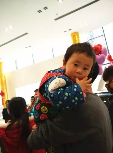 小朋友雖然你骨骼清奇，但是米、油你照樣拎不動(dòng)啊，還是乖乖的油卡拿好吧。