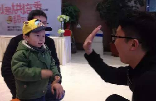 老楊你真心的是童心未泯啊，來，跟叔叔Give Me Five！