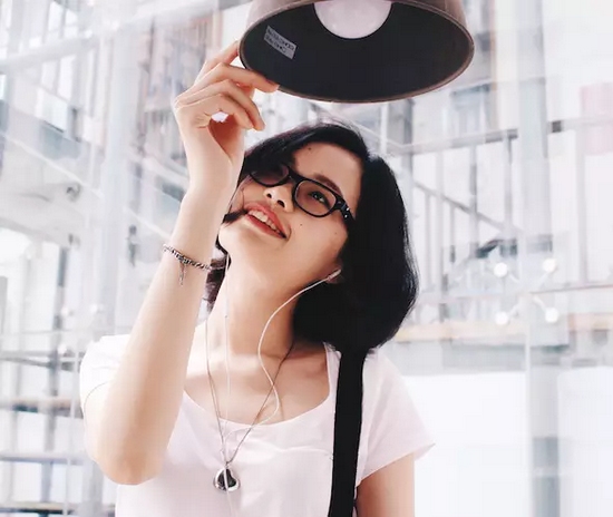當(dāng)然，怎么能少的了美女出鏡？