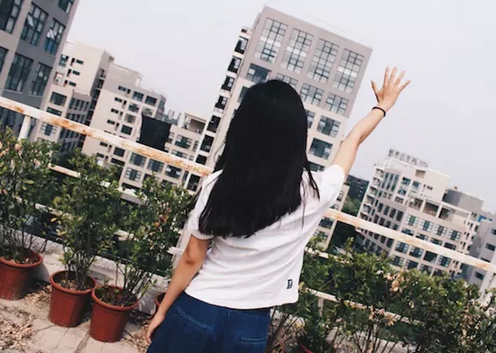 你問(wèn)我要去向何方，我指向天空的方向。