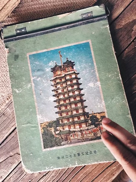 我們撫摸著鄭州的歷史，從中了解它的厚度。