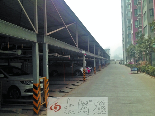 中原區(qū)新禧園小區(qū)，靠著圍墻的空地，建成兩層立體車庫。