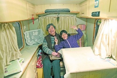  天黑了，外面風(fēng)雨交加而董怡汶坐在溫暖的房車?yán)铩? oldsrc=