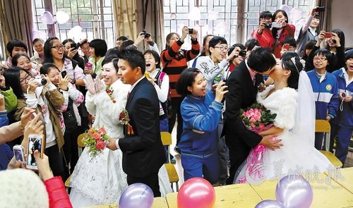 10對老師新人在校園里舉行集體婚禮，在教室里接新娘、拜堂