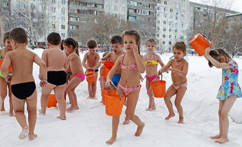 幼兒園的兒童身穿泳裝，在零下25度的雪地里沖涼水澡。