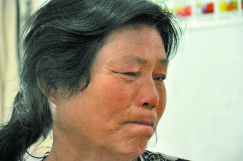 談及女兒的病情，王學(xué)鳳不禁哭了出來