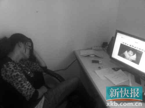 遇難孩子的母親向記者展示女兒生前的照片，一邊掩面而泣