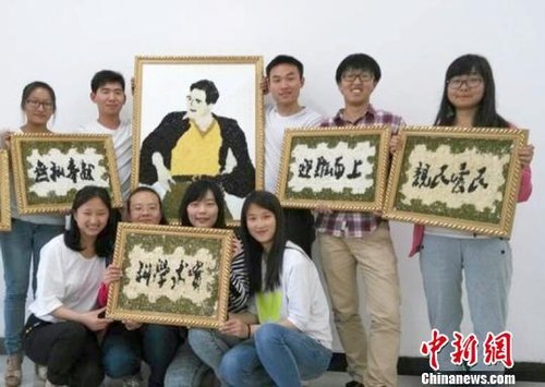 大學(xué)生們?yōu)榧o(jì)念焦裕祿，用黑豆、綠豆、大米等糧食在硬紙板上創(chuàng)作的糧食畫