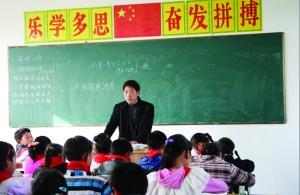 張從友先把妻子帶到學校，然后會準時為學生們上課