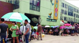 金壇市實驗幼兒園門前，家長在排隊