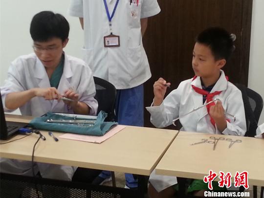 兒童暑期“職業(yè)體驗(yàn)” 醫(yī)生、警察職業(yè)受熱捧