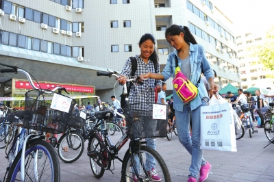 前天，兩名新生在登記后領(lǐng)取了自己的“愛心車”
