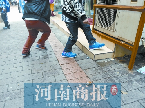 路邊，兩個小學生正在扔“臭屁炸彈