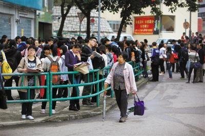 2012年12月1日早晨，香港一處SAT考場，考生在等候進(jìn)場