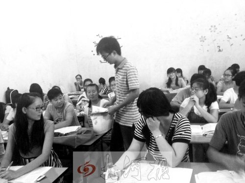 補(bǔ)習(xí)課上，馮昊怡不像老師，更像是學(xué)生們的同學(xué)。