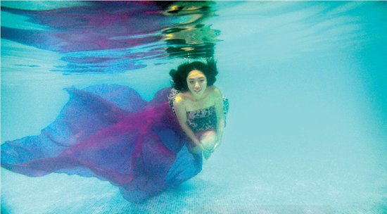 從水下拍的攝影作品充滿夢(mèng)幻效果，王笑笑如同藍(lán)色大海中的“美人魚(yú)”