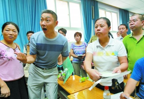 小升初“復(fù)議”現(xiàn)場(chǎng)，一些孩子被分得“遠(yuǎn)”的家長(zhǎng)討說(shuō)法
