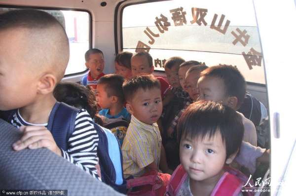  2013年9月3日，河南信陽，6座的面包車?yán)锩婢尤粷M滿當(dāng)當(dāng)擠滿了28個(gè)3、4歲的孩子