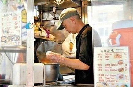 紐約哥大門(mén)口，顧客排長(zhǎng)隊(duì)買(mǎi)他的肉夾饃