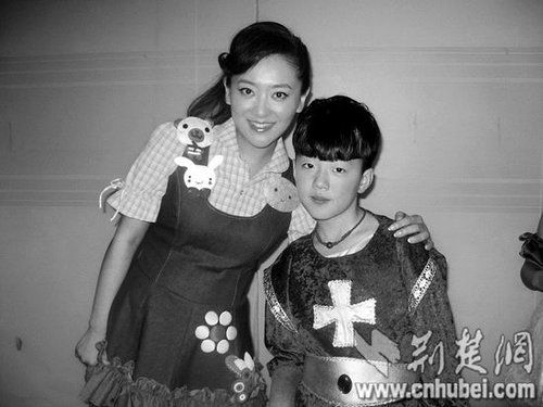 楊光參加央視節(jié)目表演時(shí)，同主持人月亮姐姐合影