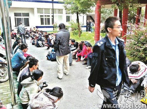 派出所院子里，擠滿了被解救的傳銷人員