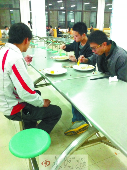在鄭州一所高校食堂內(nèi)，大多數(shù)學(xué)生都是“光盤族”