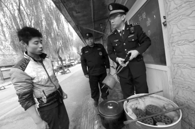 一餐館違規(guī)使用煤爐，被麥子店城管隊(duì)責(zé)令停止，并限期清除所屯的蜂窩煤