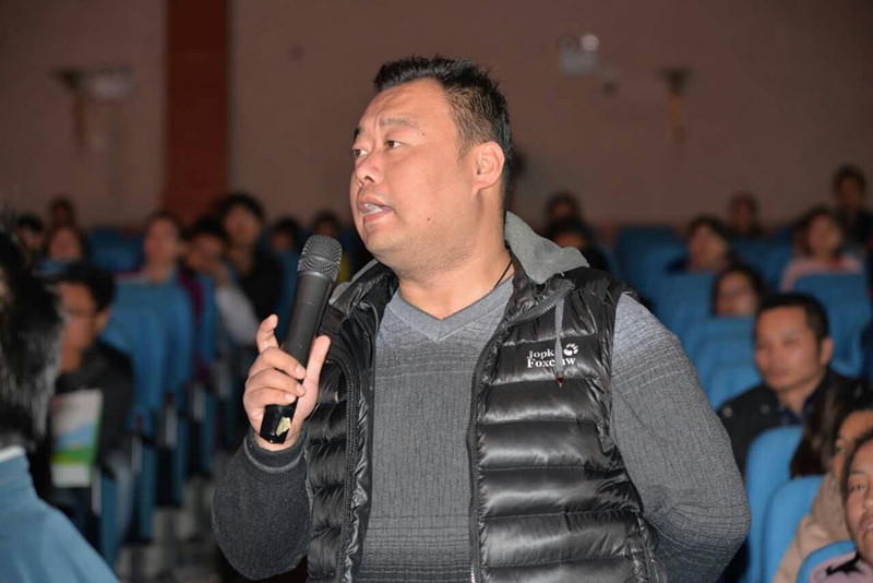 講座結(jié)束家長朋友踴躍提問，請專家答疑解惑